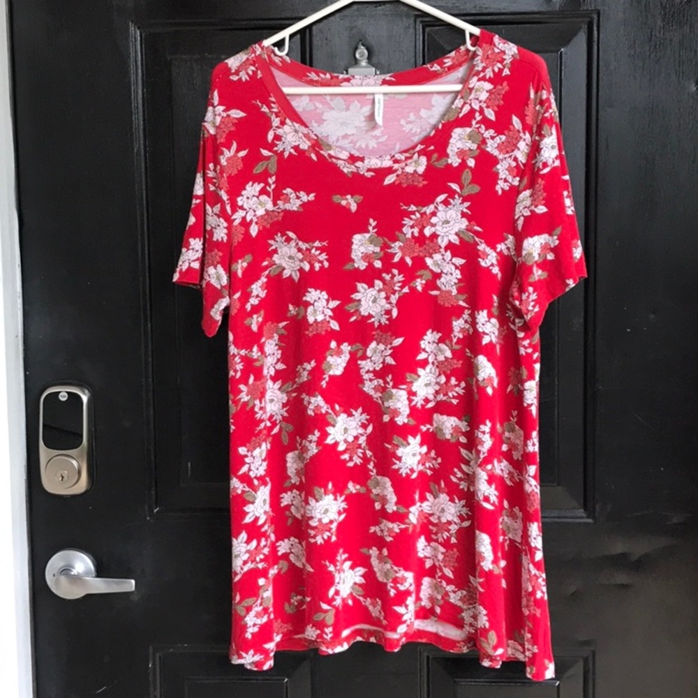 Wear red all year around in this pretty gently worn ladies top by Popyoung.